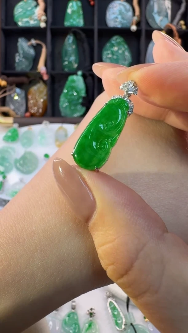 颈饰18K金镶嵌翡翠缅甸A货翡翠