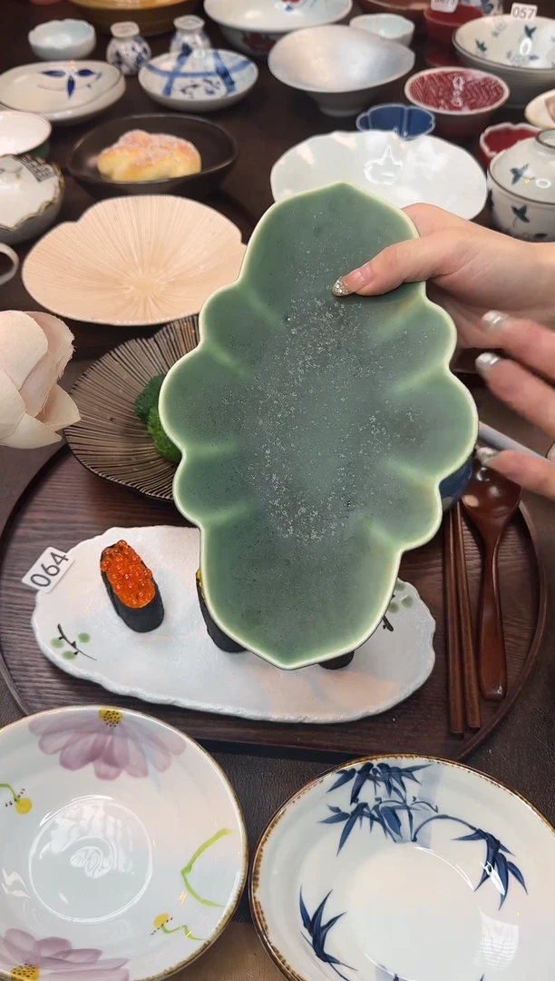 瓷（青耀哑光）异形莲花盘