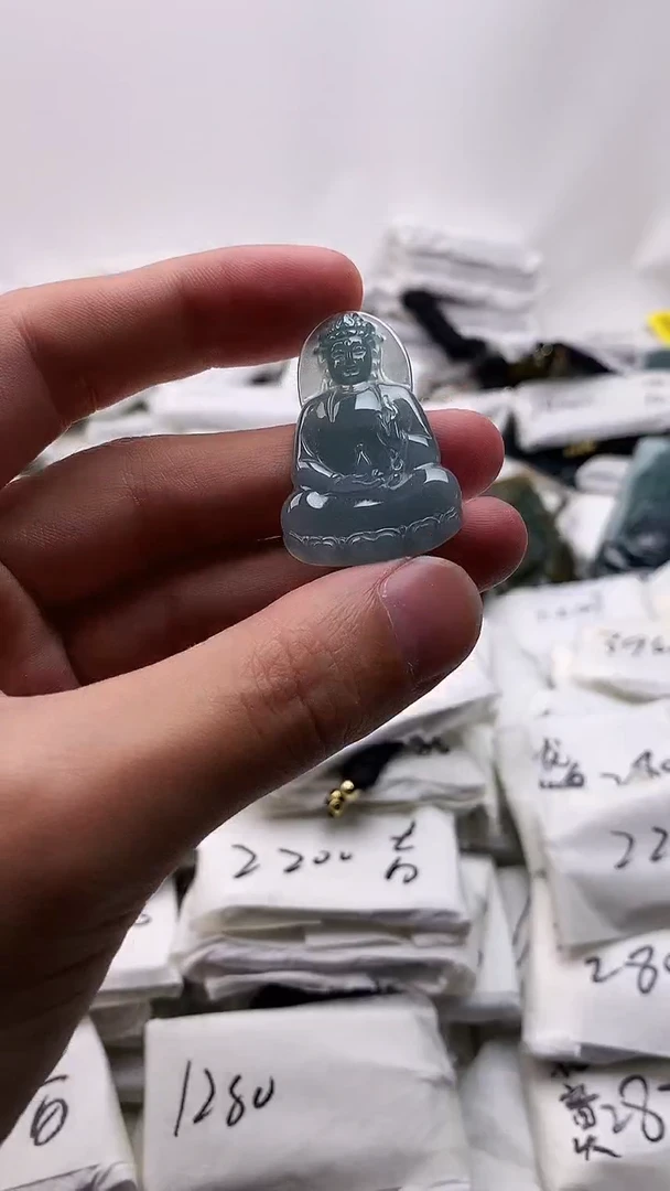 翡翠未镶嵌颈饰观音