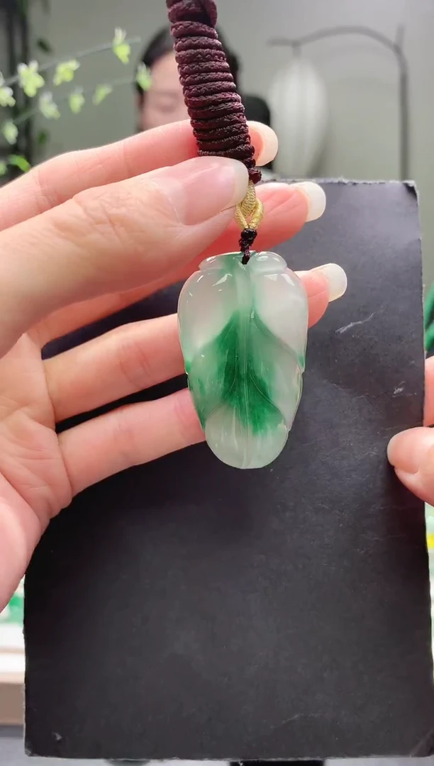 颈饰未镶嵌石英质玉叶子