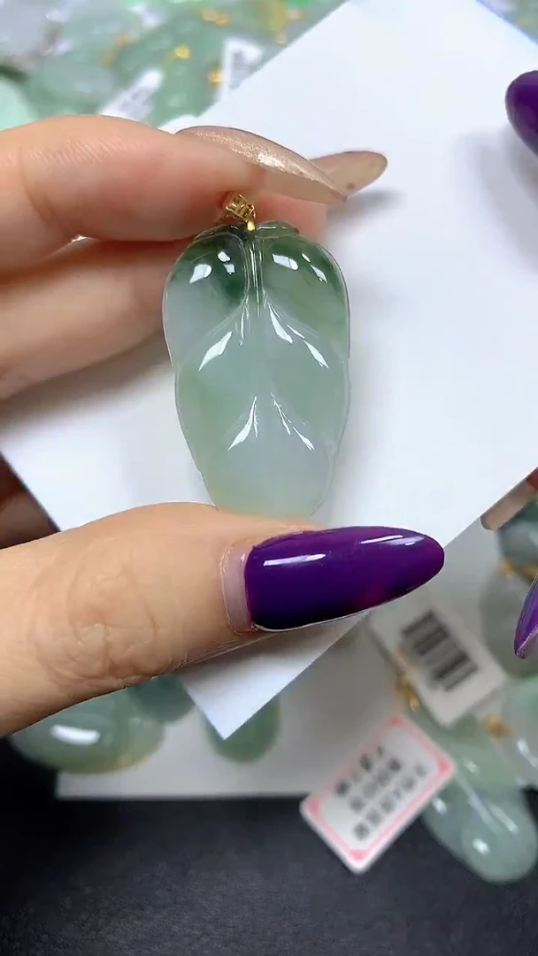 颈饰18K金镶嵌翡翠