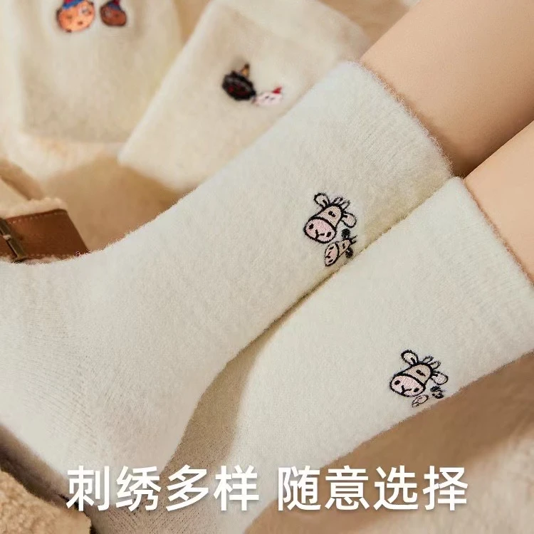 436号【澳绒新款刺绣】女高筒澳绒睡眠袜刺绣无骨雪地袜冬款保暖4双