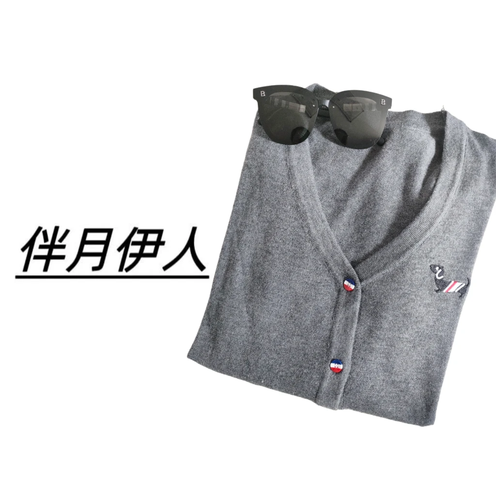 伴月伊人福利款V领刺绣彩扣打底衫9160
