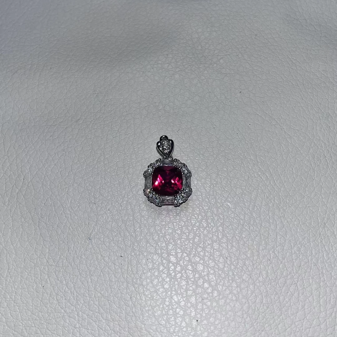 典藏精致红宝石精工镶嵌培育合金吊坠875