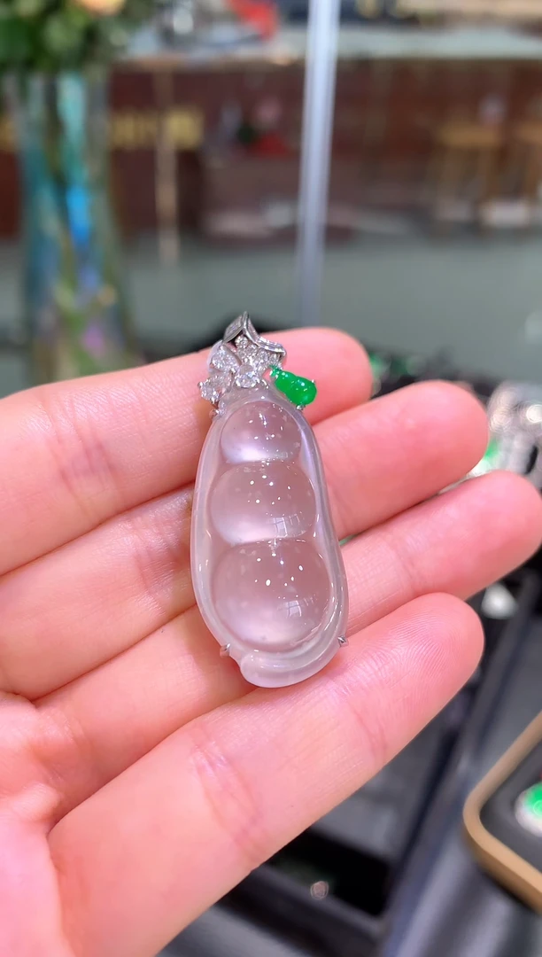 吊坠(赠链)18K金镶嵌翡翠木纳玻璃种雪花棉福豆吊坠