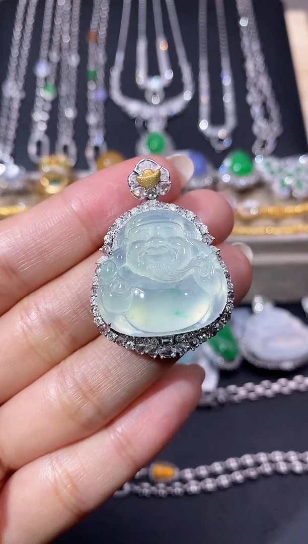 颈饰18K金镶嵌翡翠吊坠