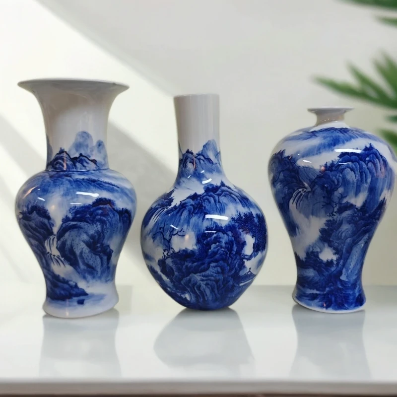 【礼瓷视界】景德镇手工手绘青花山水赏瓶（随机发一个）