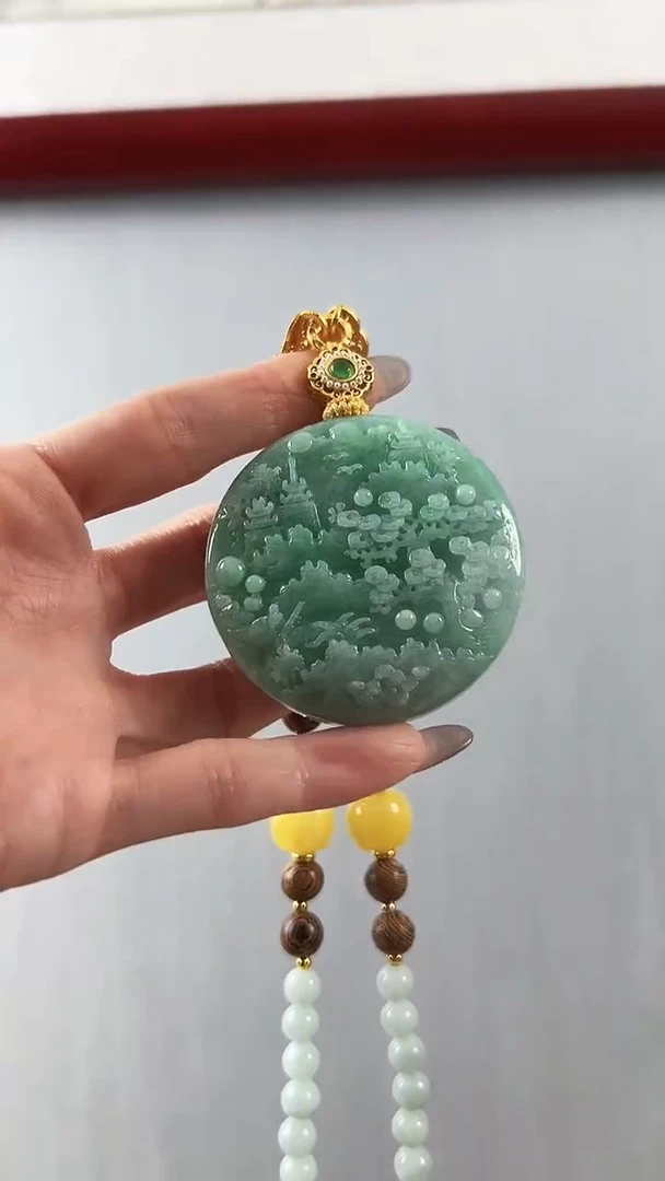 翡翠未镶嵌颈饰山水
