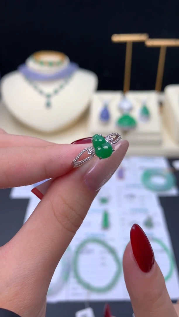 颈饰18K金镶嵌翡翠48小时鉴赏期 退货不扣服务费