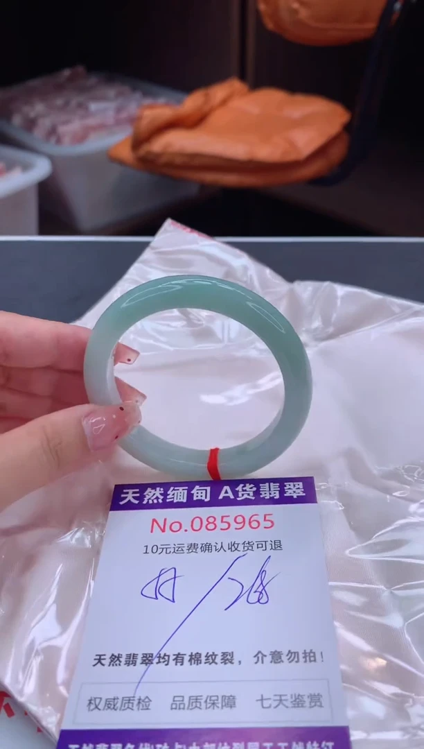 未镶嵌手镯翡翠有纹，完美者勿拍
