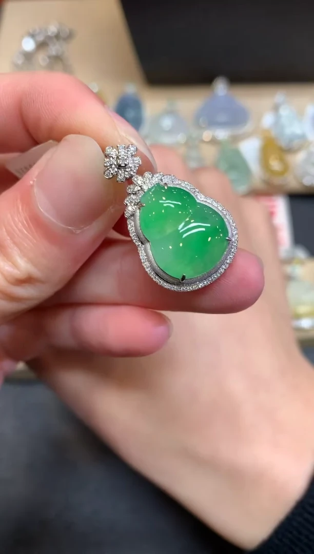 【闪购商品】翡翠颈饰18K金镶嵌葫芦【无服务费】