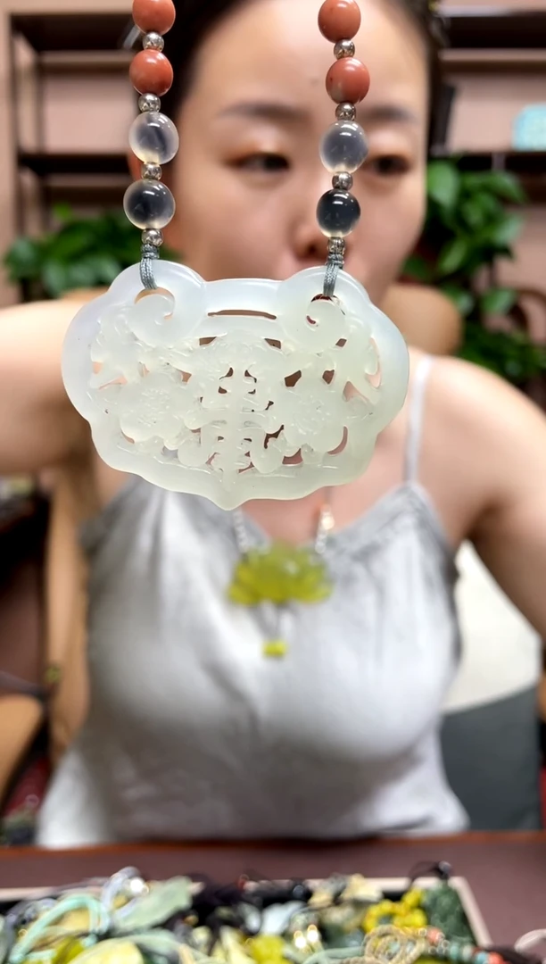 岫玉未镶嵌颈饰·