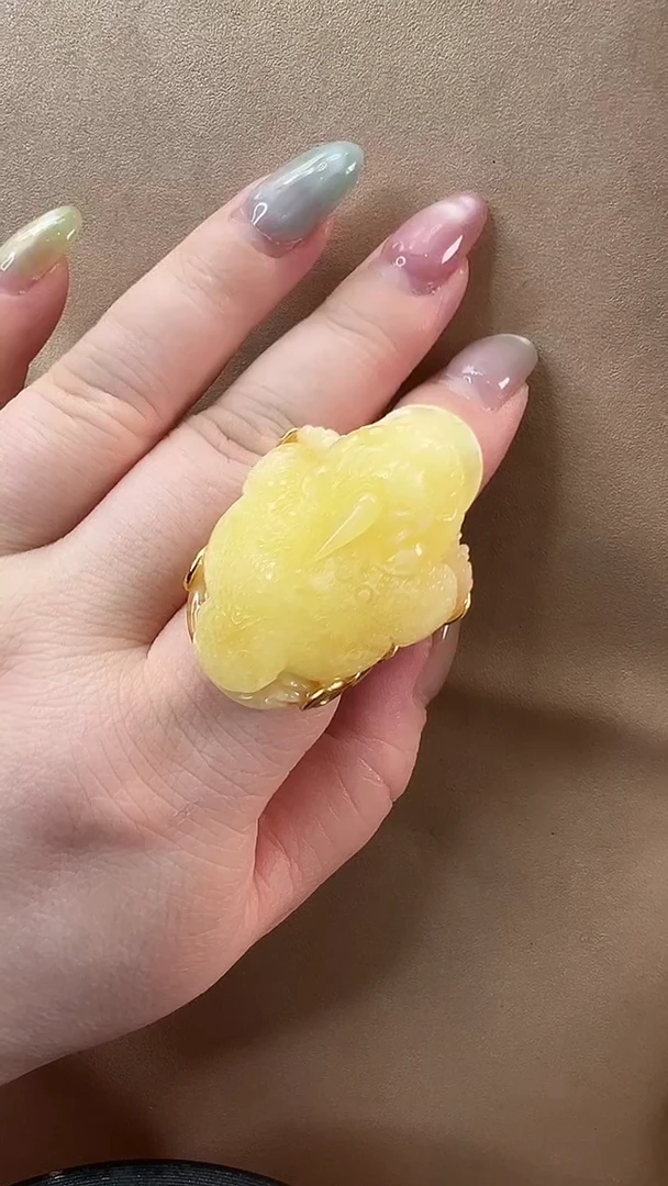 未镶嵌颈饰琥珀戒指