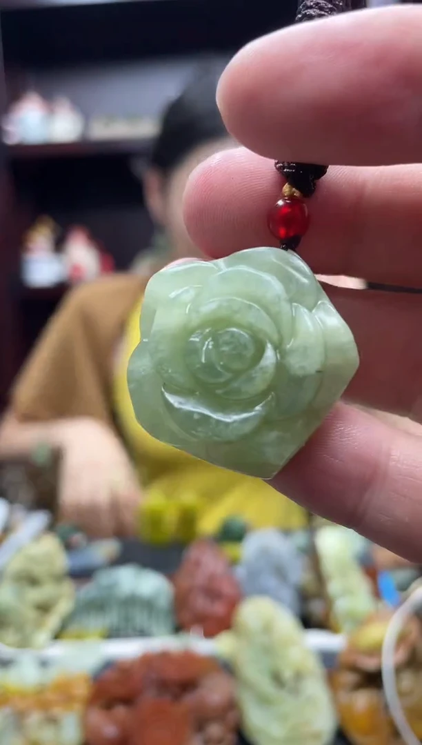 岫玉未镶嵌吊坠·