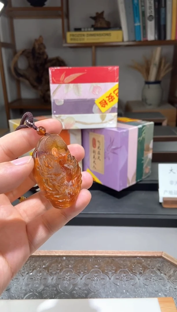 琥珀颈饰未镶嵌金棕红龙牌