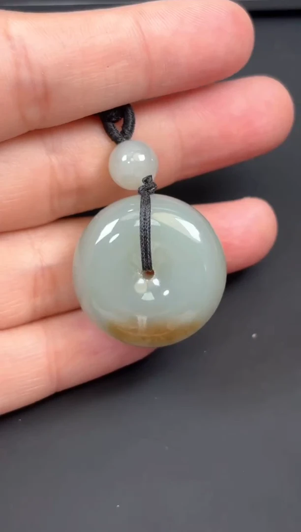 和田玉未镶嵌吊坠(赠链)且末微色差近矿二号矿平安扣