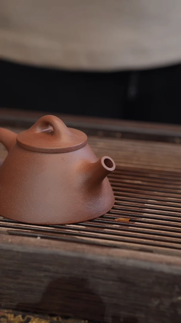 茶壶紫砂【低扭有印子】
