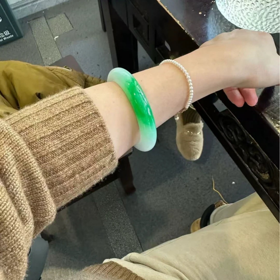 鑫鑫高端气质女款美人玉镯彰显优雅魅力