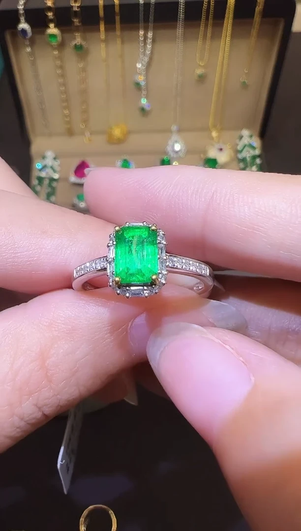 18K金镶嵌戒指祖母绿0.93ct