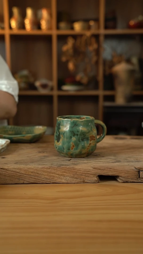黄绿色系列的带把手大肚杯1个