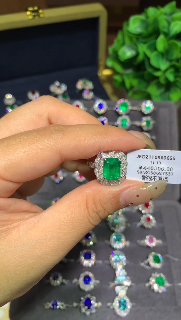 18K金镶嵌戒指祖母绿2.4ct