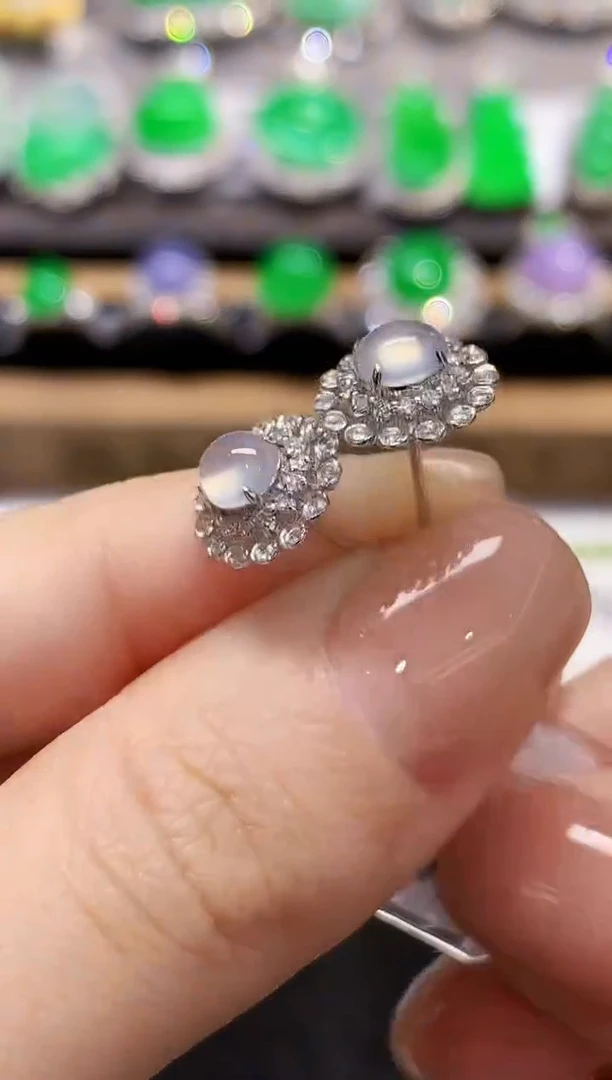 18K金镶嵌翡翠耳饰多样性发其一