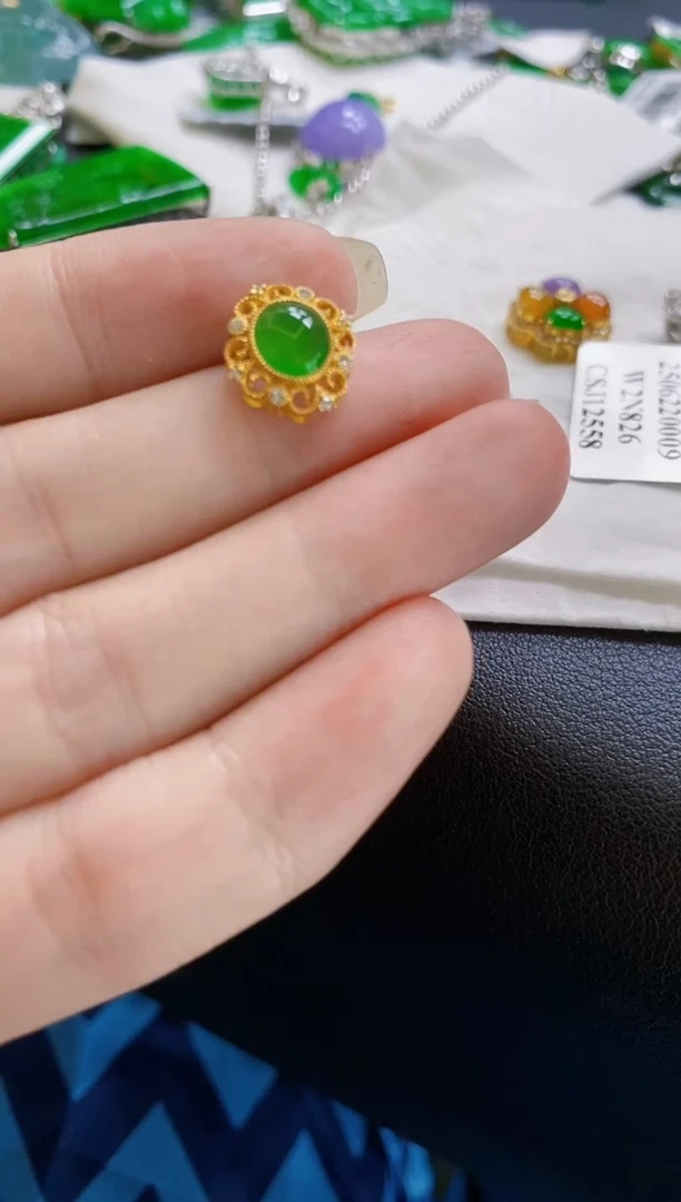 翡翠18K金镶嵌颈饰吊坠