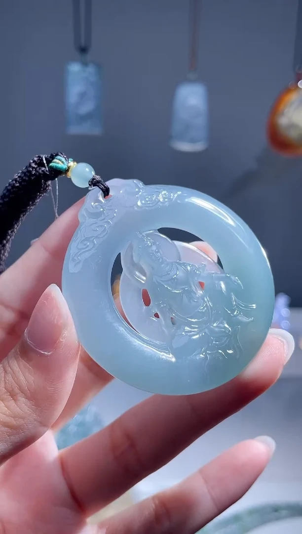 翡翠未镶嵌颈饰观音自在