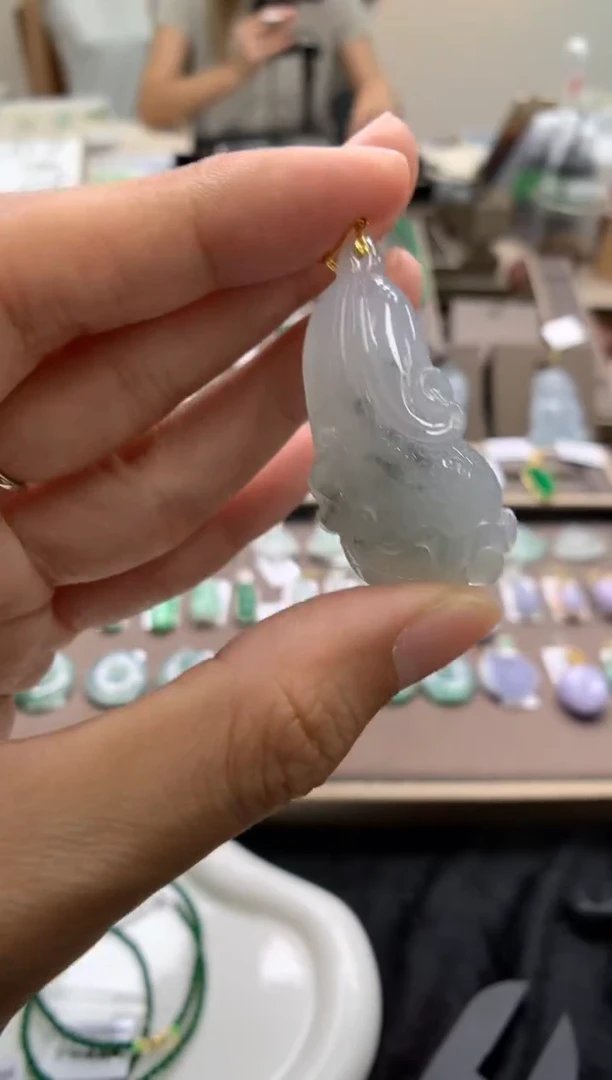 颈饰18K金镶嵌翡翠白菜
