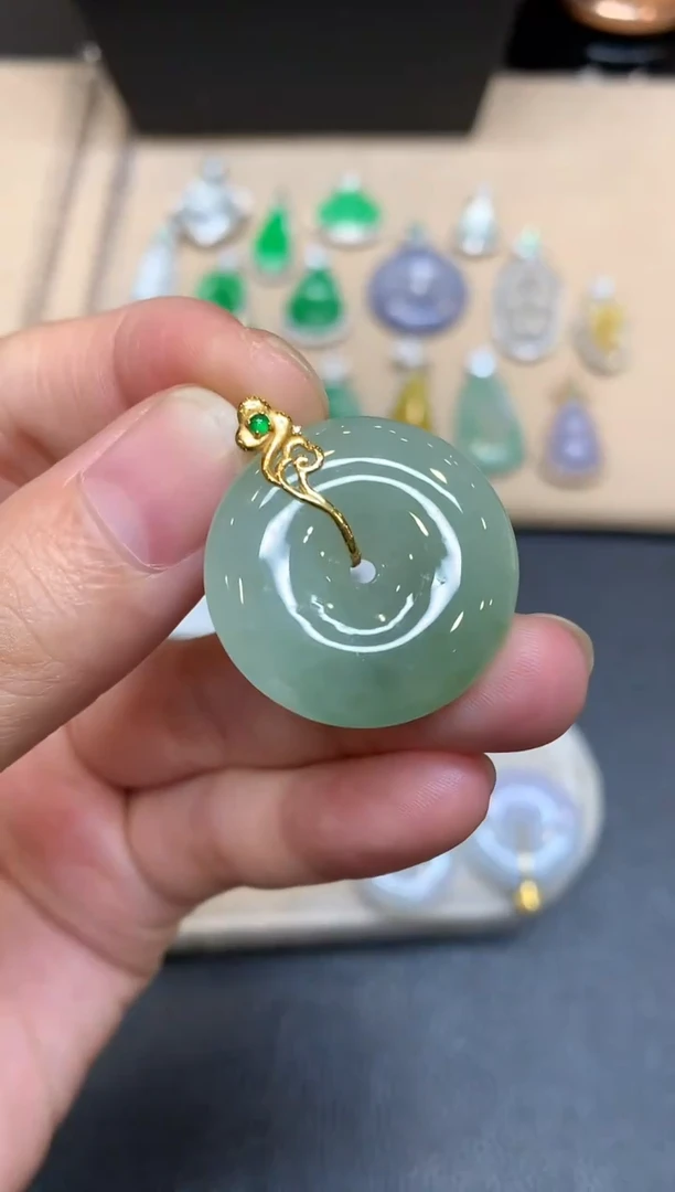 颈饰18K金镶嵌翡翠平安扣【无服务费