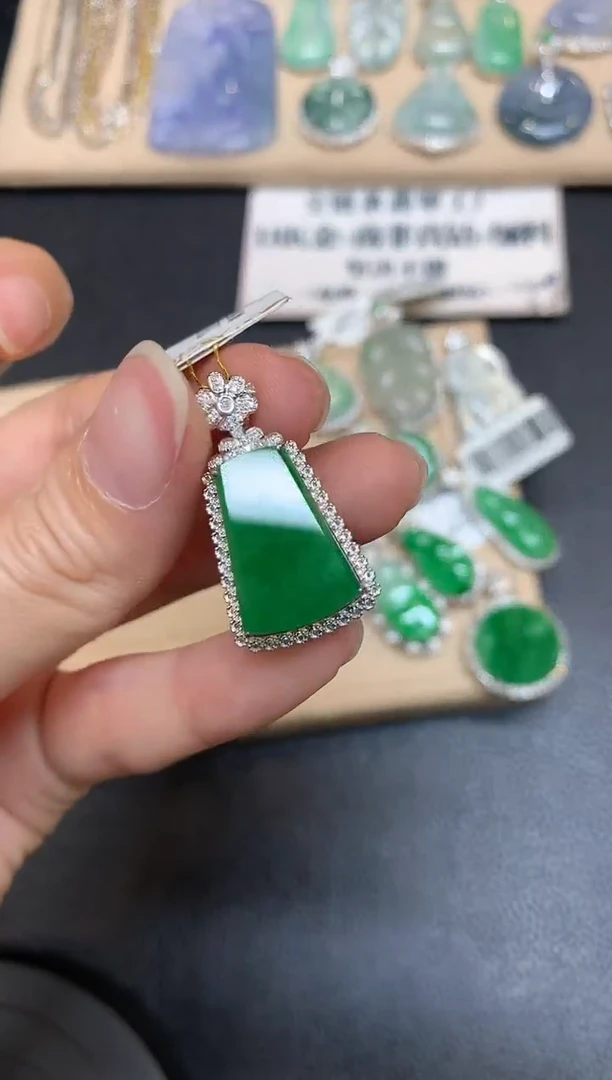 【闪购商品】翡翠颈饰18K金镶嵌无事牌【无服务费