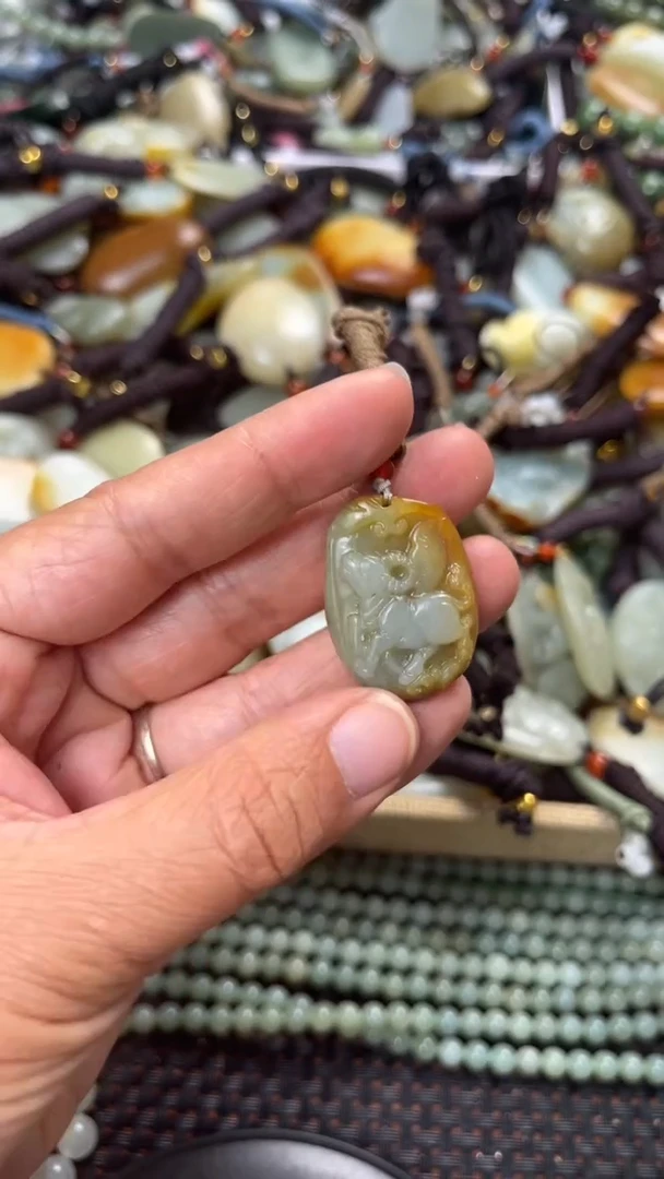 【闪购商品】和田玉颈饰未镶嵌多样性发货没有证书拍一发一有瑕