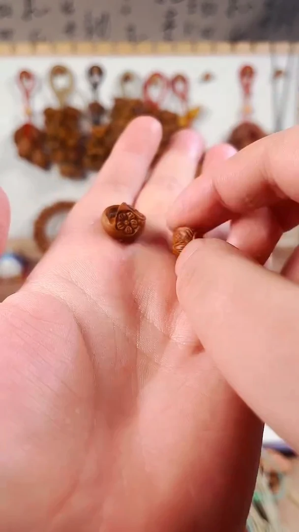 龙纹桃核荷花和四面雕花蓝