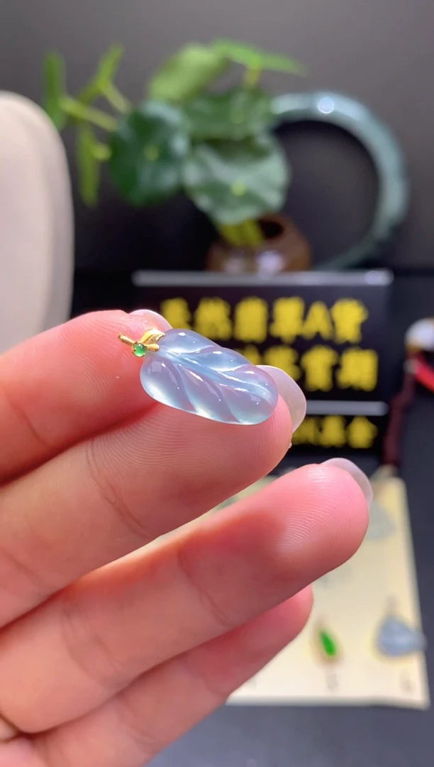 翡翠18K金镶嵌颈饰翡翠吊坠