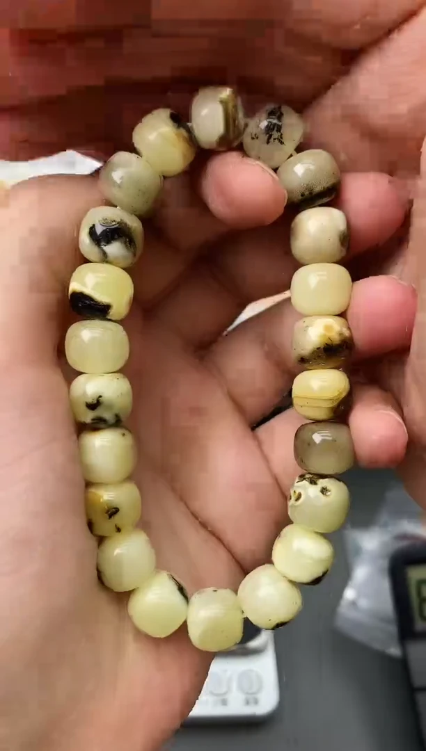 未镶嵌琥珀珠宝奇石130