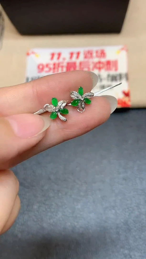 18K金镶嵌翡翠耳饰随形【无服务费