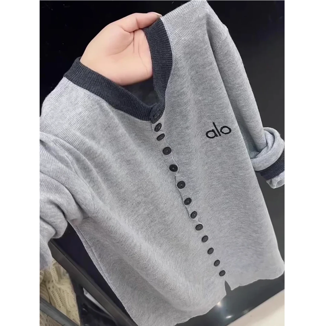 2025早秋新款气质百搭舒适休闲灰色上衣女圆领纽扣薄款长袖针织衫