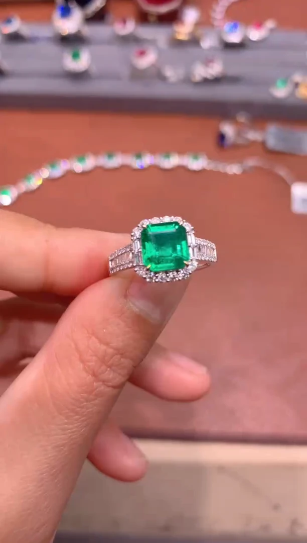 【闪购商品】祖母绿戒指18K金镶嵌1.875CT