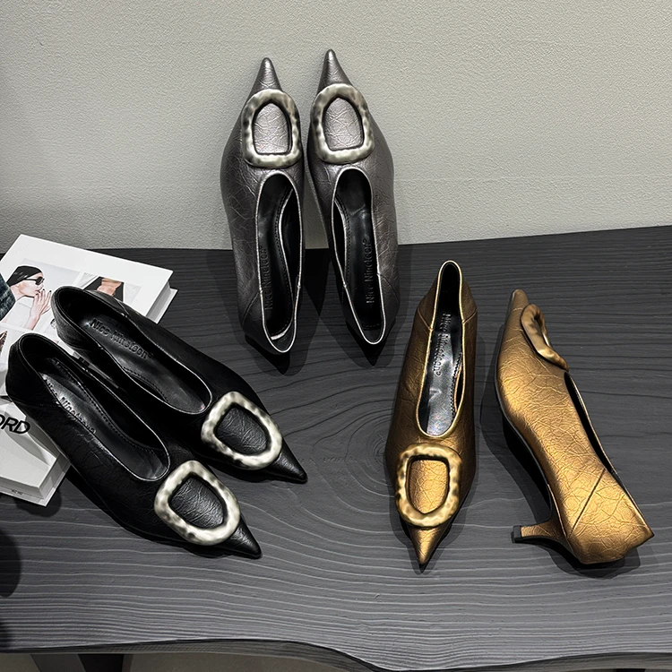 2025秋季新款法式金属方扣尖头单鞋女职业通勤软皮浅口细跟高跟鞋