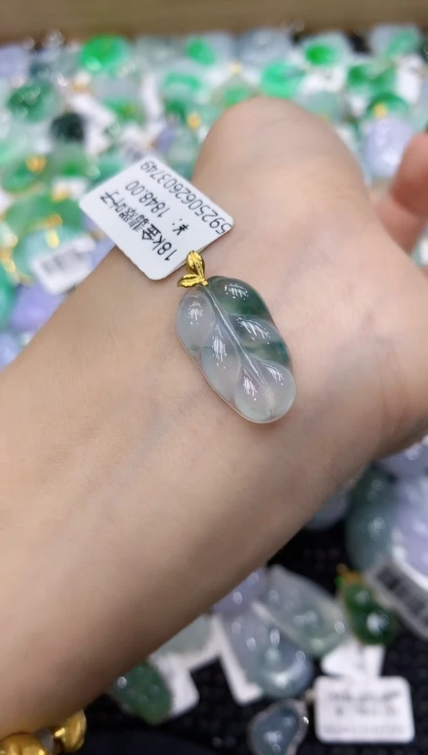 翡翠18K金镶嵌颈饰111111111111