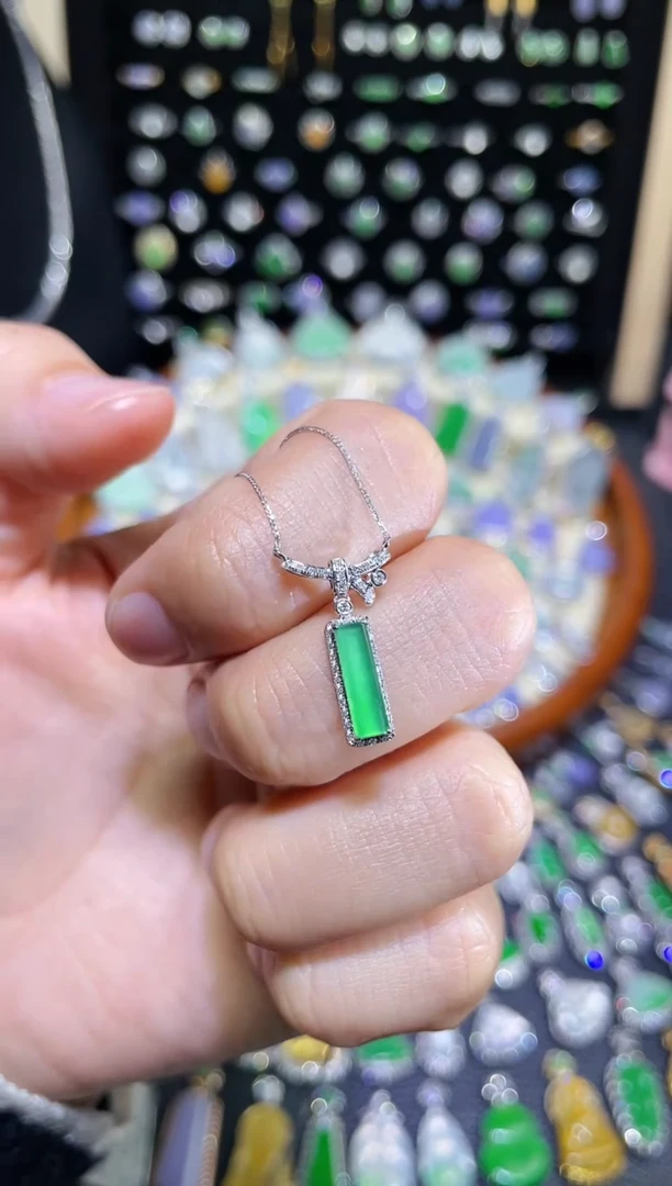 颈饰18K金镶嵌翡翠玻璃种满绿无事柱套链