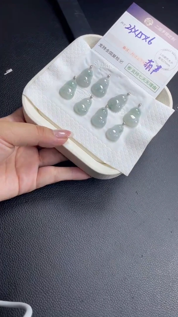 18K金镶嵌挂件翡翠葫芦多样性发其一CP13配绳
