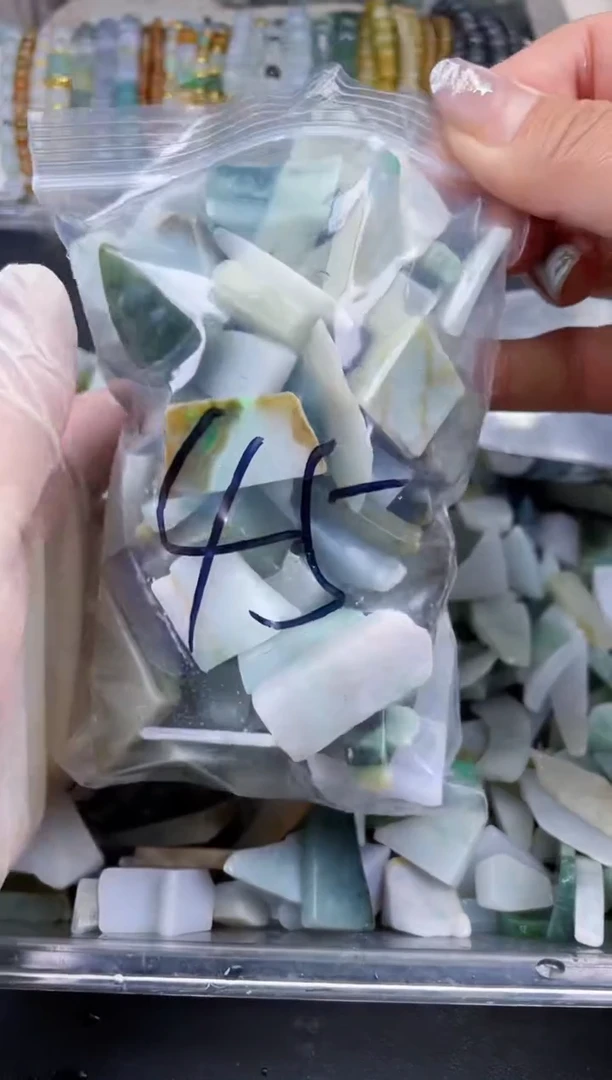 【闪购商品】翡翠颈饰未镶嵌天然翡翠边角中号500克45