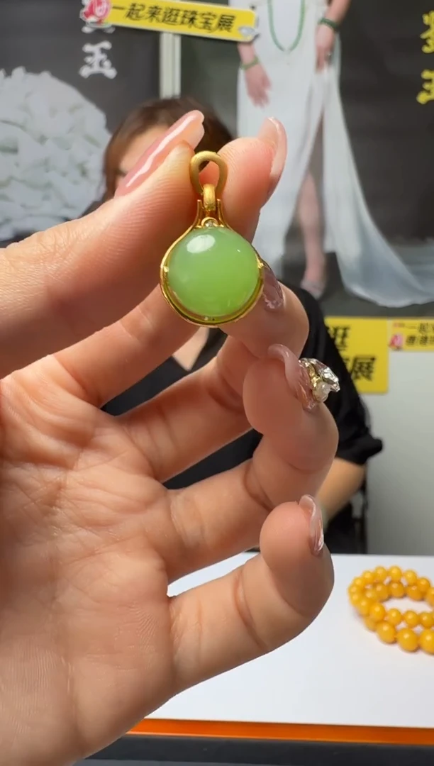 颈饰18K金镶嵌和田玉挂件