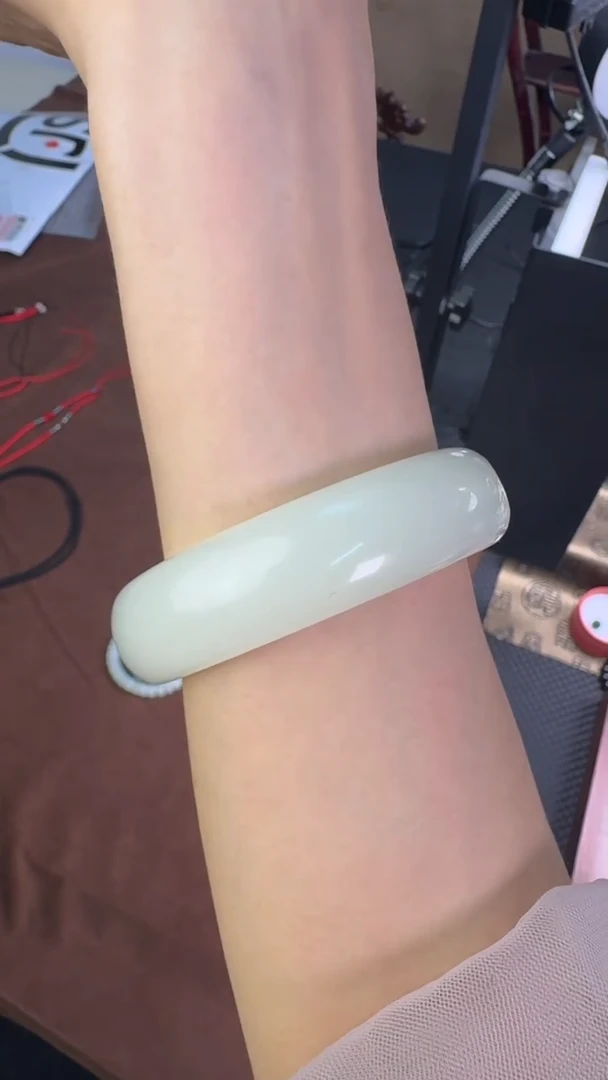 颈饰未镶嵌和田玉白玉手镯