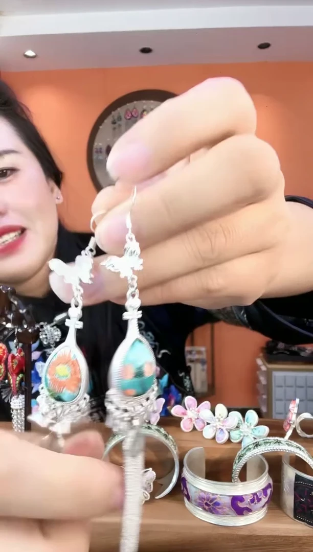 非遗手工苗绣苗银首饰