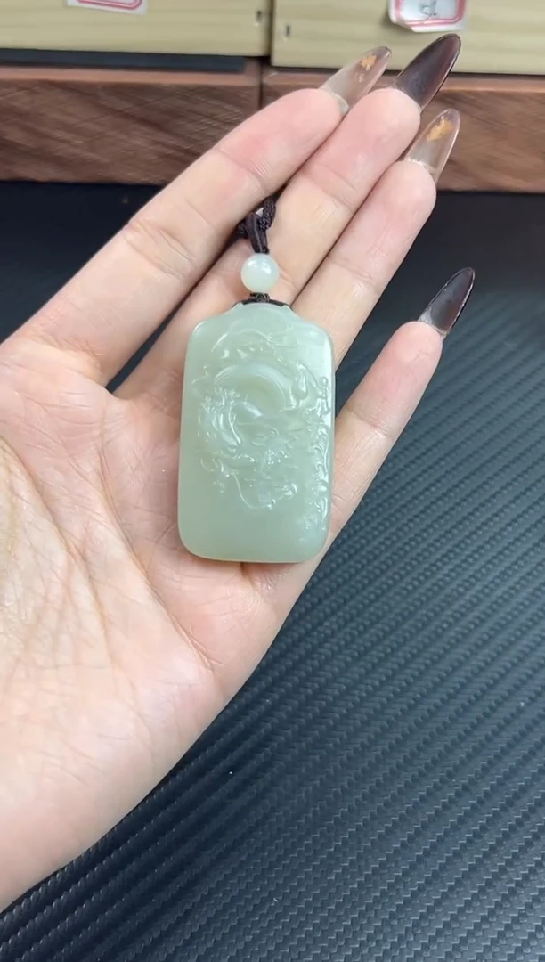 吊坠(赠链)未镶嵌和田玉迪克兰二细微色差jm