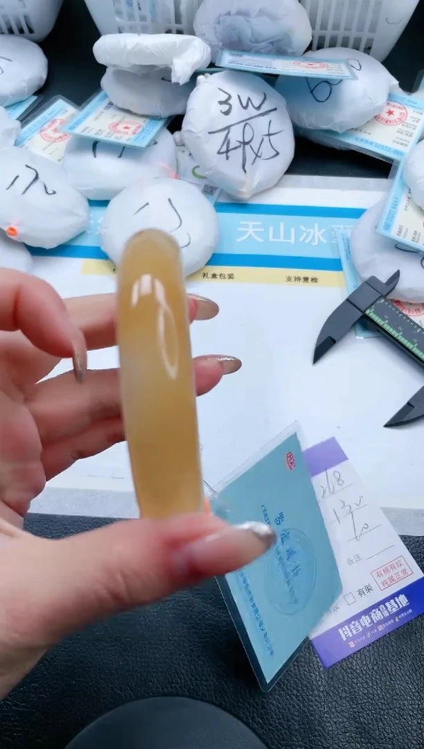 【闪购商品】石英质玉手镯未镶嵌17V268-60