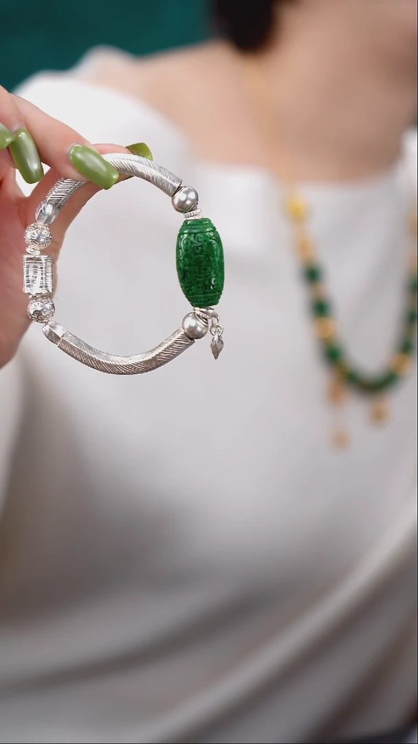颈饰未镶嵌翡翠翡翠手镯
