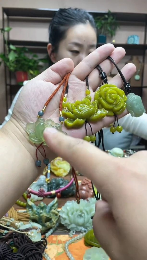 未镶嵌岫玉颈饰·